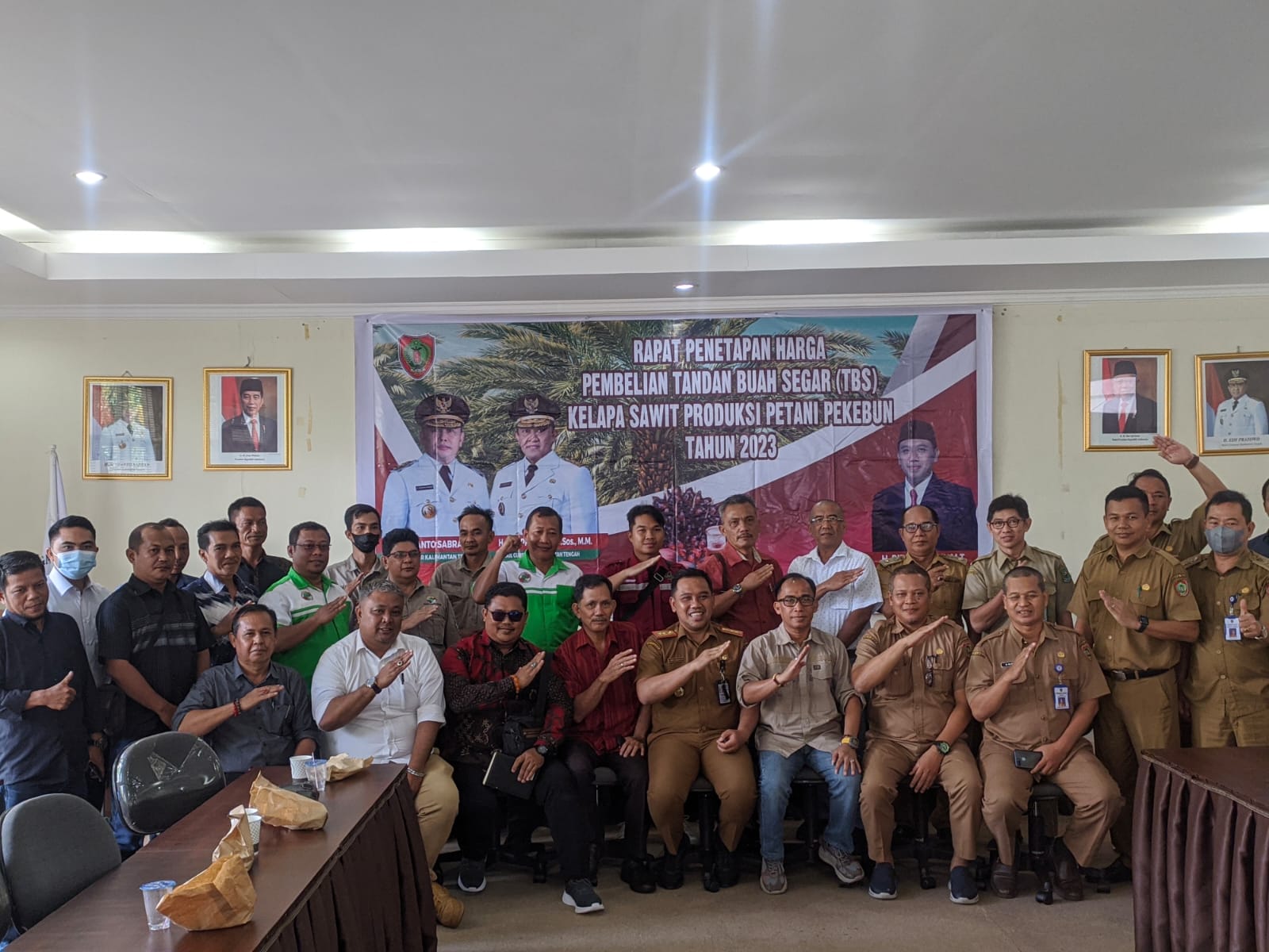 Foto bersama setelah rapat penetapan pembelian TBS Kelapa Sawit Produksi Petani Pekebun. (Ist) 
